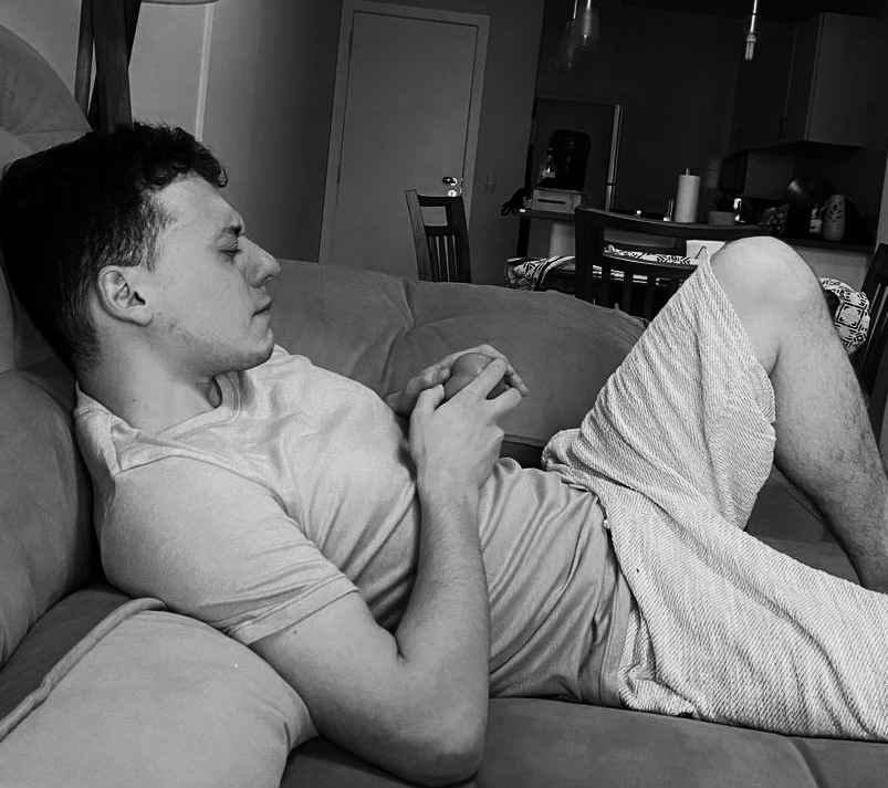 Um homem acariciando um tomate